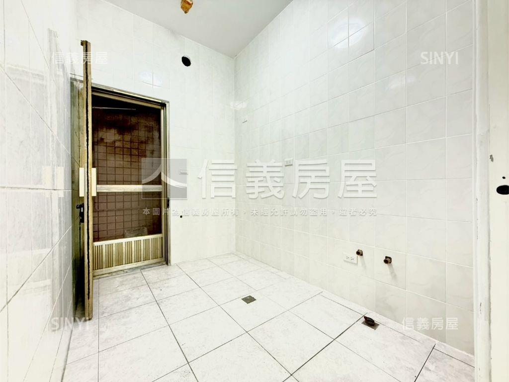 河堤Ｘ裕誠商圈大四房車位房屋室內格局與周邊環境