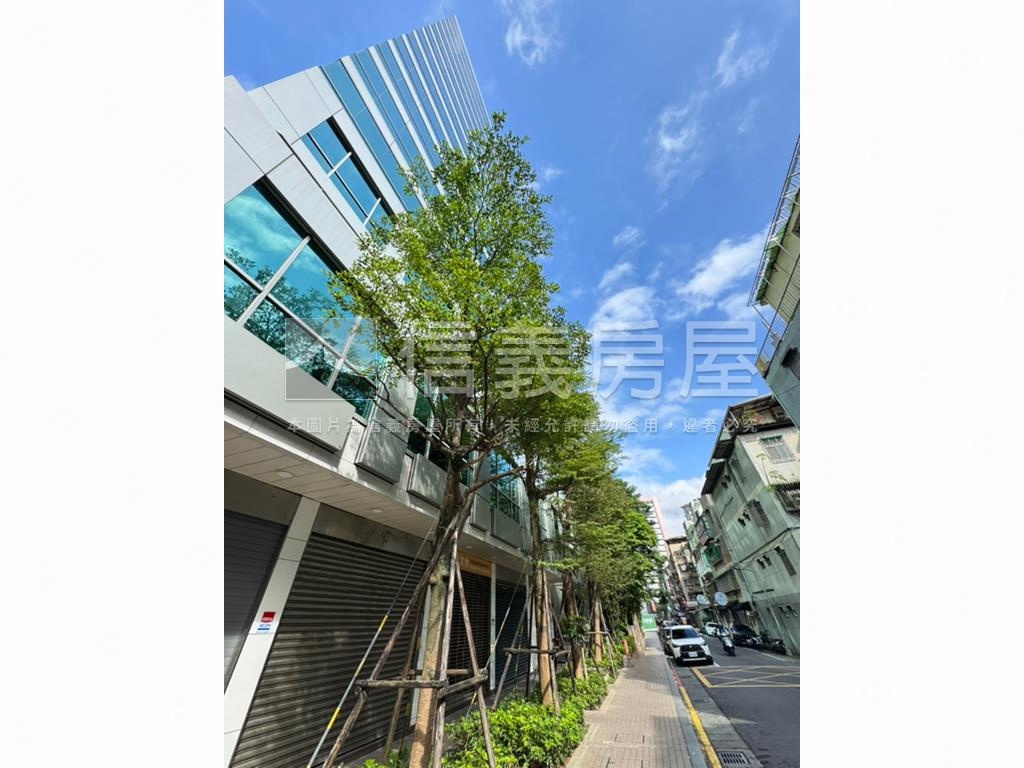 信義★大統領廣場★車位３房屋室內格局與周邊環境