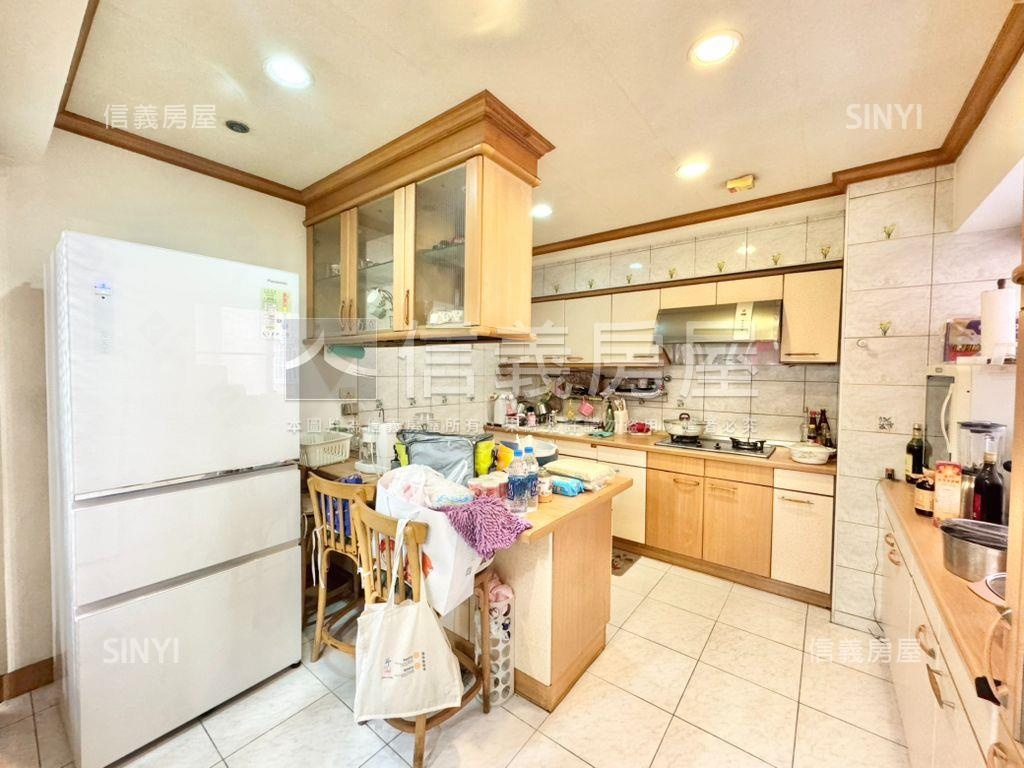 皇苑大坪數三房雙車位房屋室內格局與周邊環境