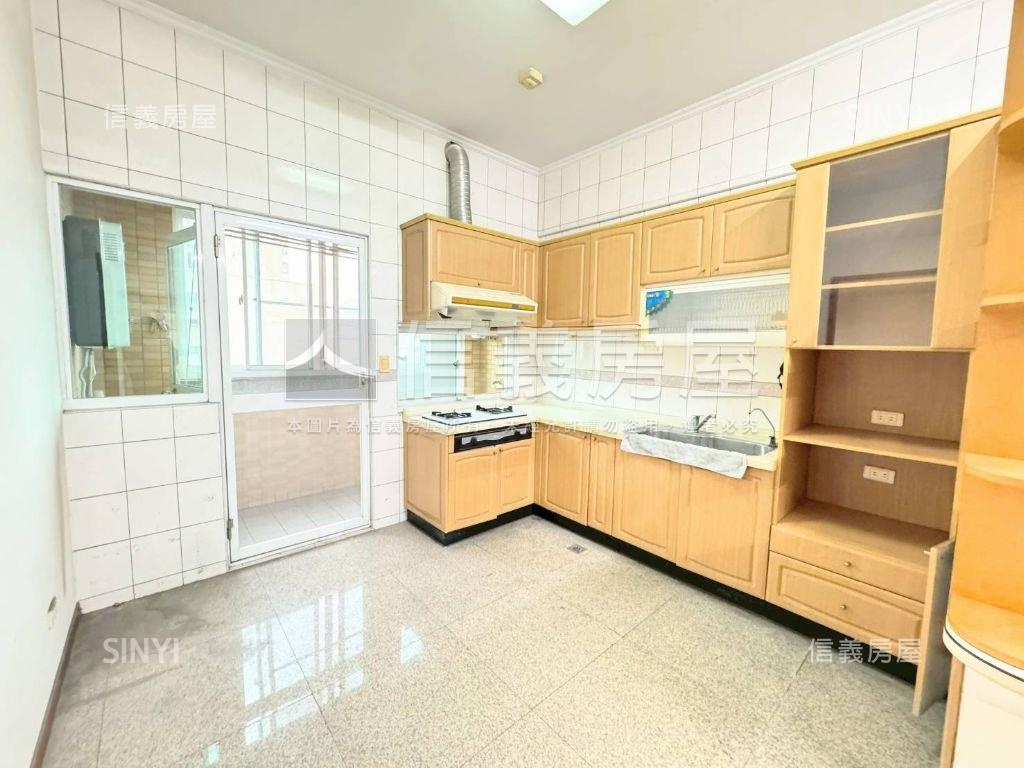 西區閃亮三房車位房屋室內格局與周邊環境