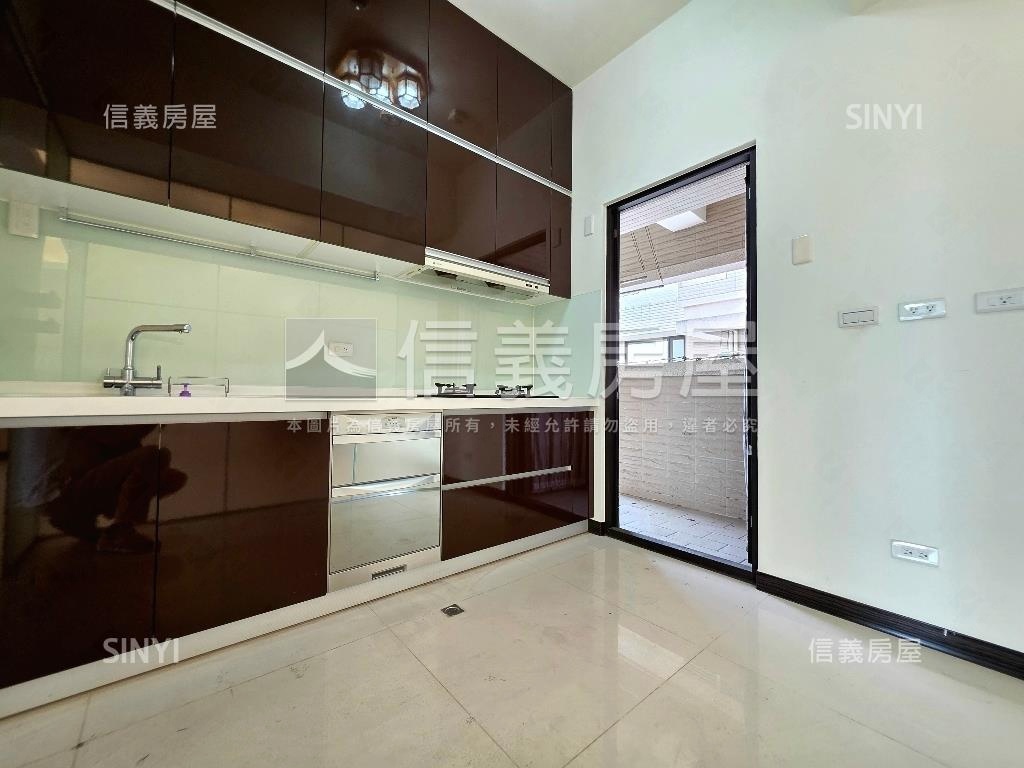 首睿３房雙車位露台戶房屋室內格局與周邊環境