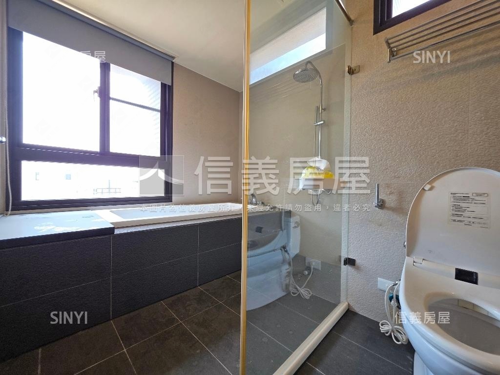 首睿３房雙車位露台戶房屋室內格局與周邊環境