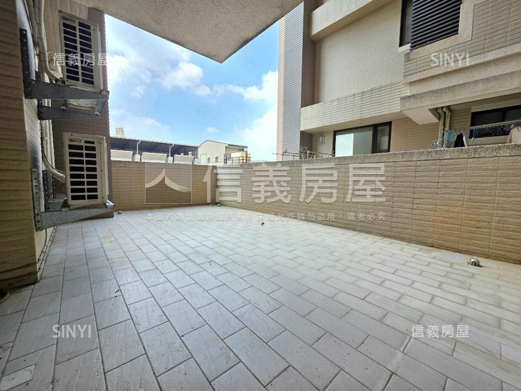 首睿３房雙車位露台戶房屋室內格局與周邊環境