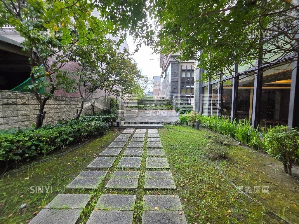 首睿３房雙車位露台戶房屋室內格局與周邊環境