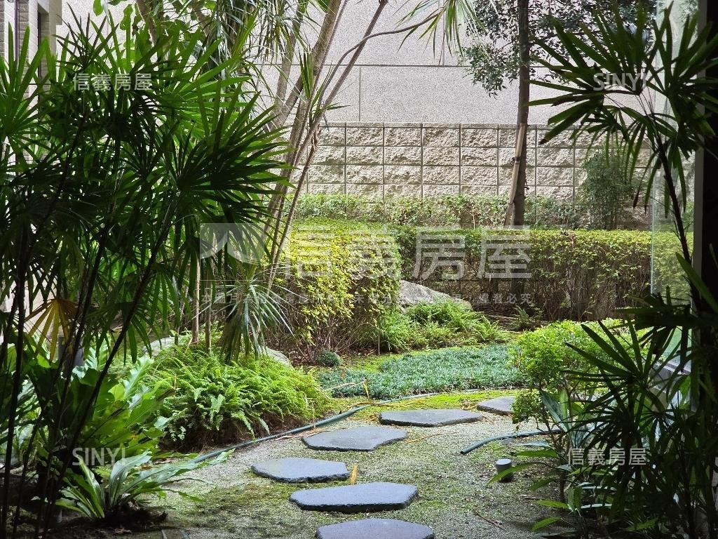 首睿３房雙車位露台戶房屋室內格局與周邊環境