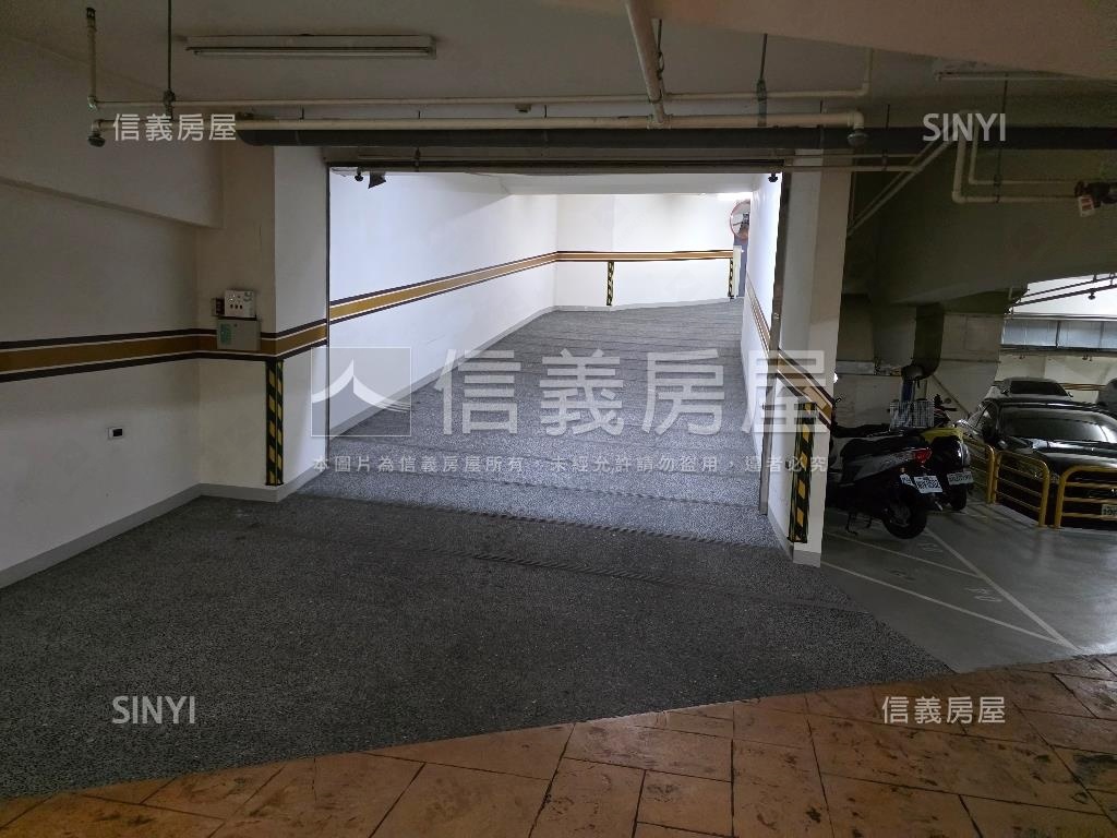 首睿３房雙車位露台戶房屋室內格局與周邊環境