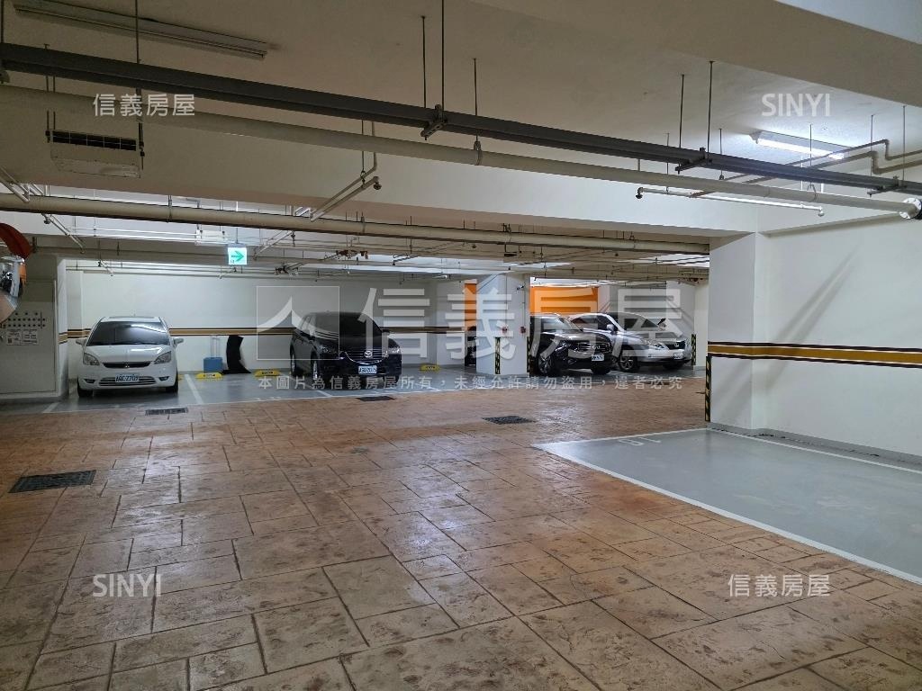 首睿３房雙車位露台戶房屋室內格局與周邊環境