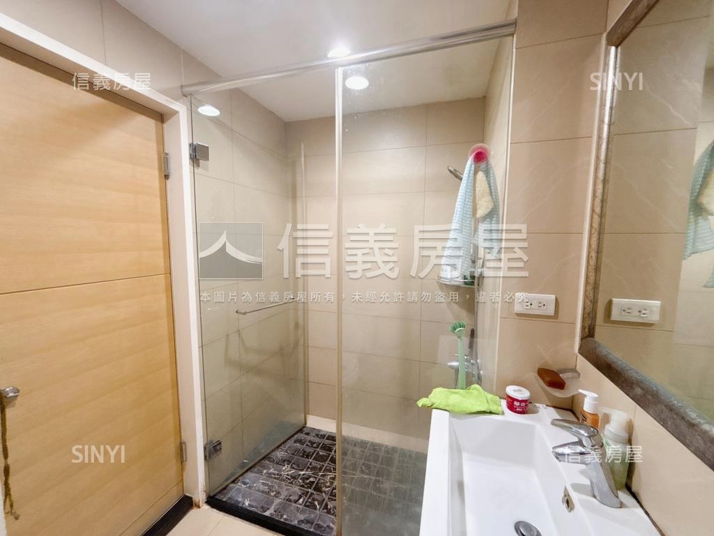 新巨蛋精美四房雙車位房屋室內格局與周邊環境