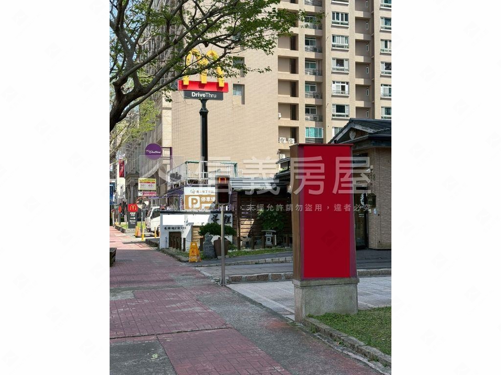 文興路麥當勞旁大面寬店面房屋室內格局與周邊環境