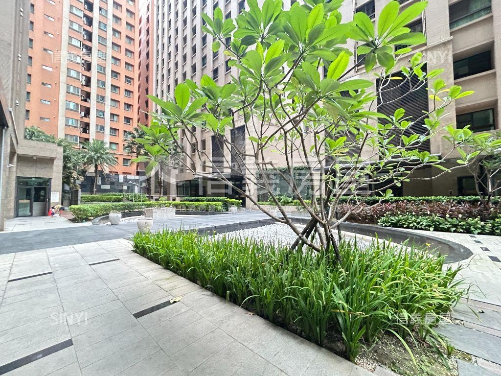 朝南新杜拜２房房屋室內格局與周邊環境