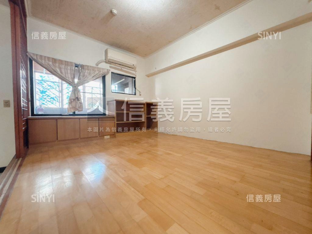 近捷運國泰大面寬金店面房屋室內格局與周邊環境