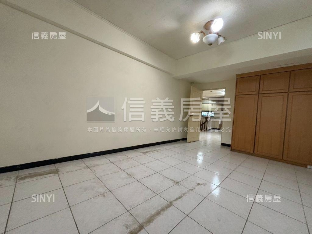 近捷運國泰大面寬金店面房屋室內格局與周邊環境