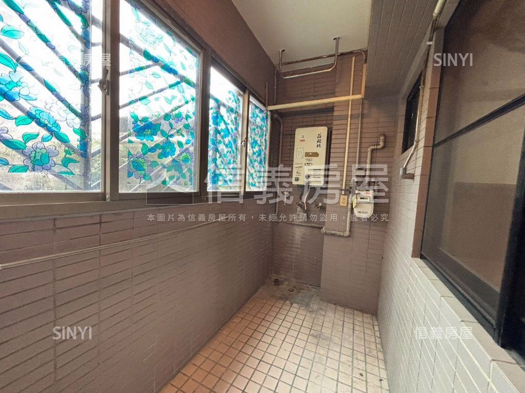 近捷運國泰大面寬金店面房屋室內格局與周邊環境