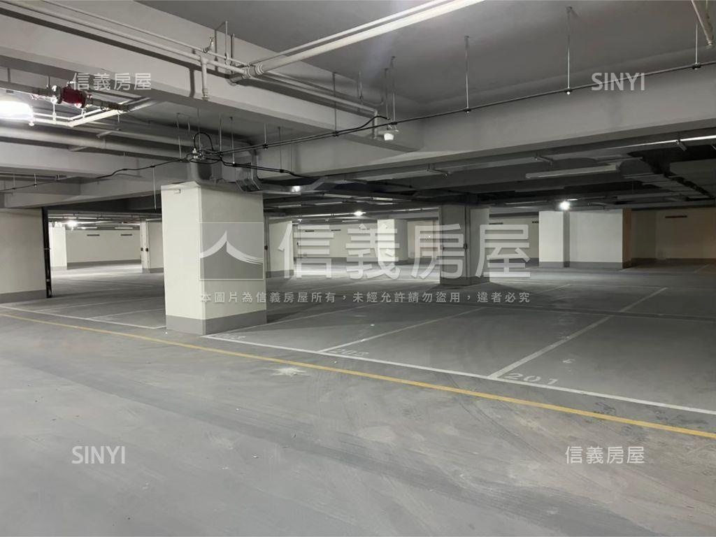 中悦寰宇一號頂辦公園邊間房屋室內格局與周邊環境