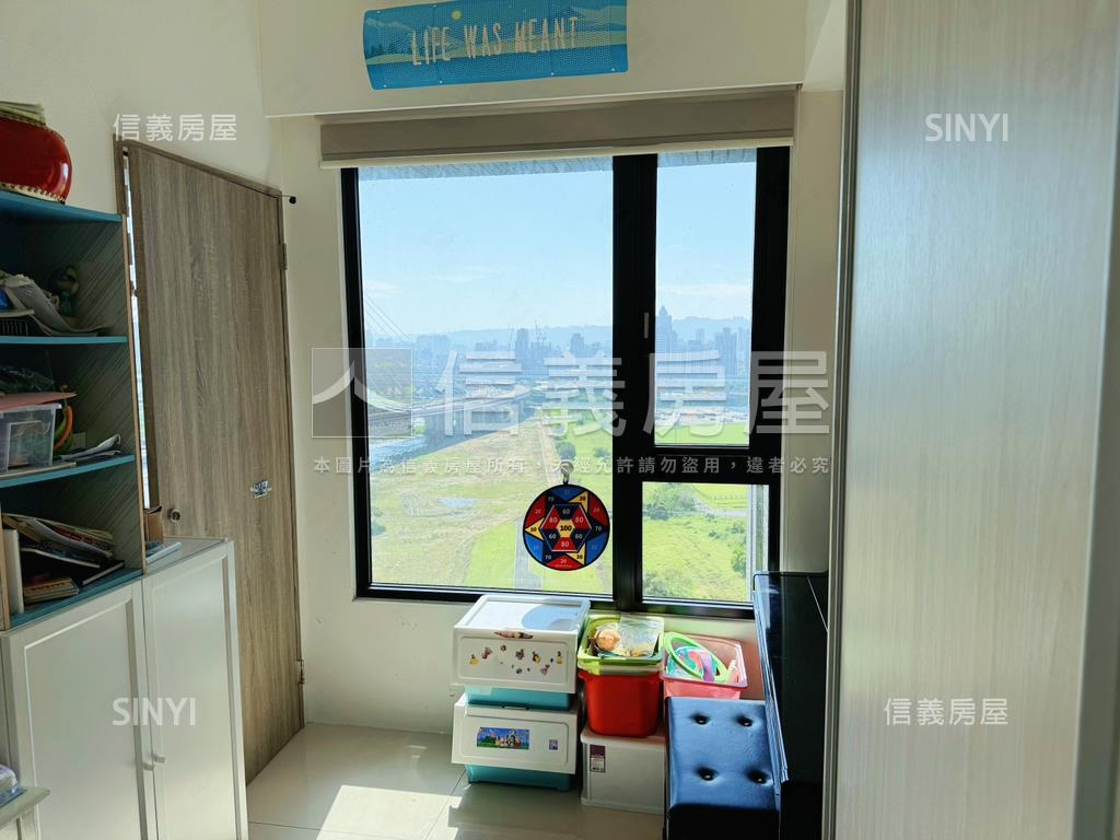 河景首排左岸京站兩房車位房屋室內格局與周邊環境