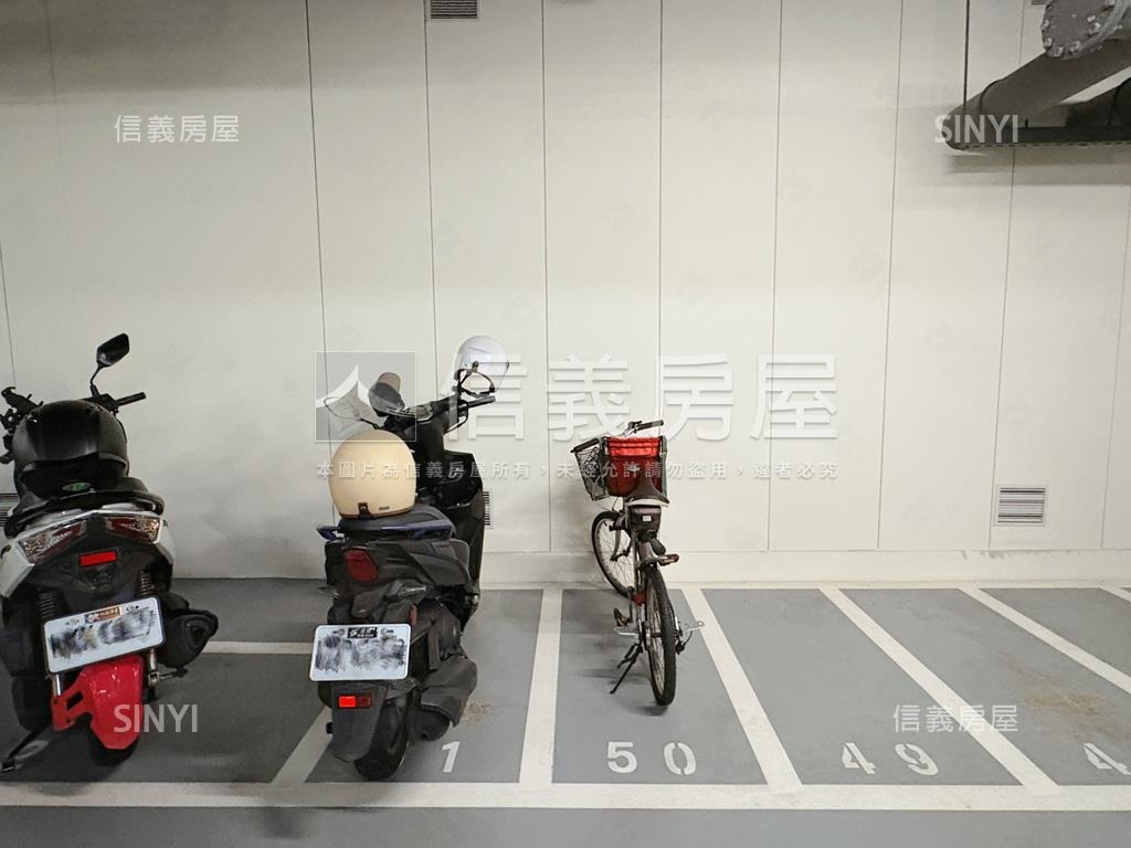 河景首排左岸京站兩房車位房屋室內格局與周邊環境