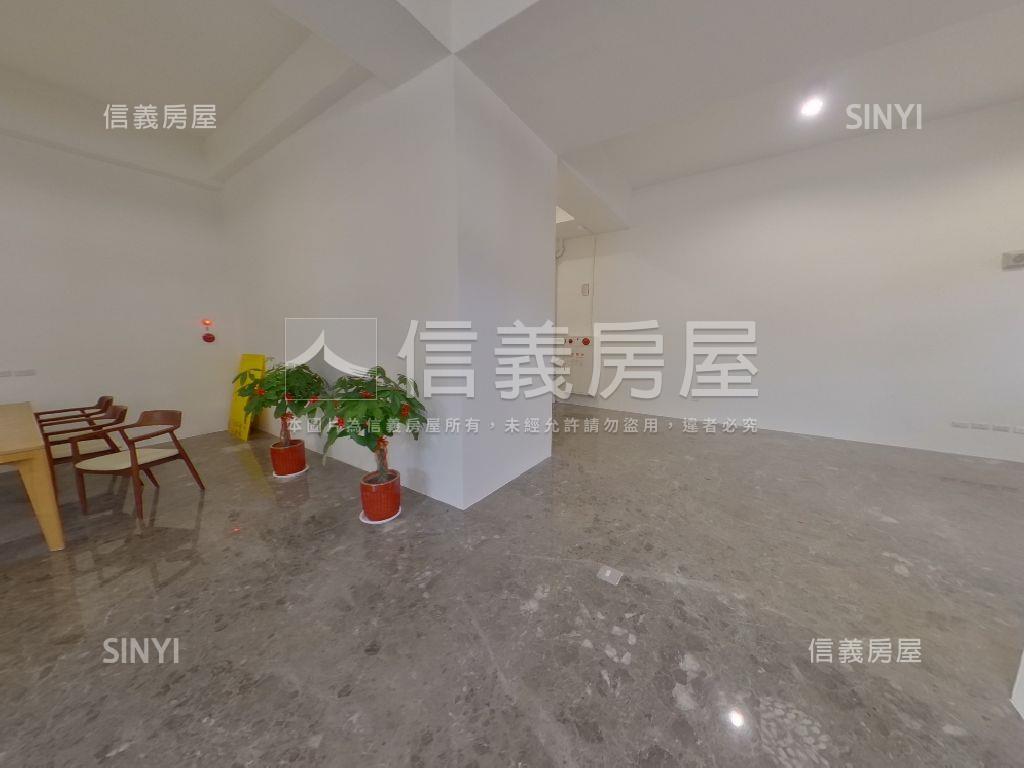 捷運藍線旁角間大面寬店面房屋室內格局與周邊環境