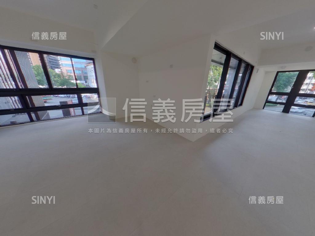 捷運藍線旁角間大面寬店面房屋室內格局與周邊環境