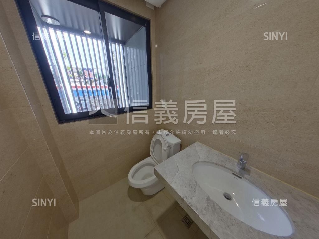 捷運藍線旁角間大面寬店面房屋室內格局與周邊環境