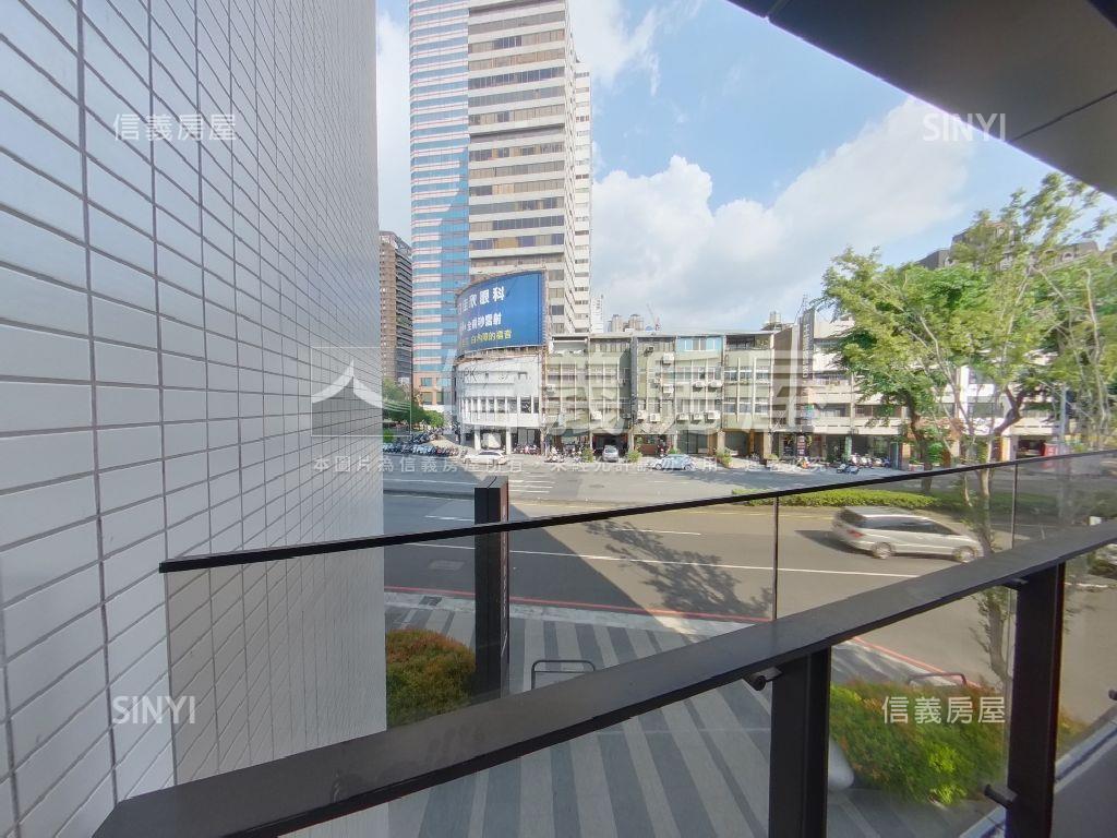 捷運藍線旁角間大面寬店面房屋室內格局與周邊環境