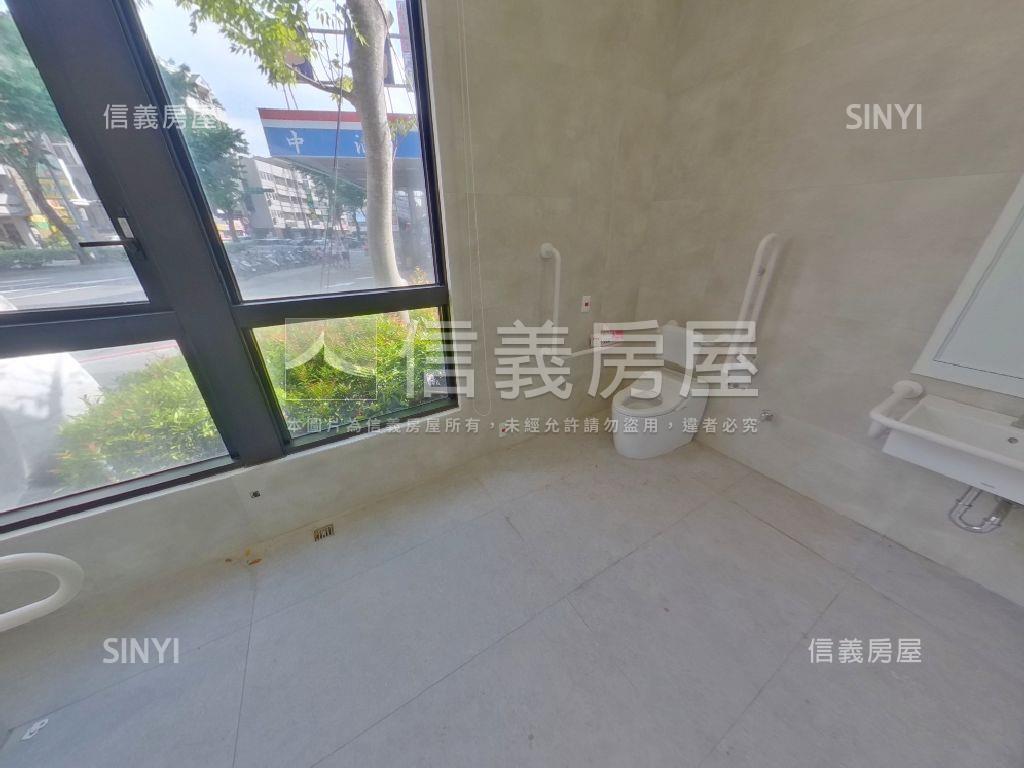 捷運藍線旁角間大面寬店面房屋室內格局與周邊環境
