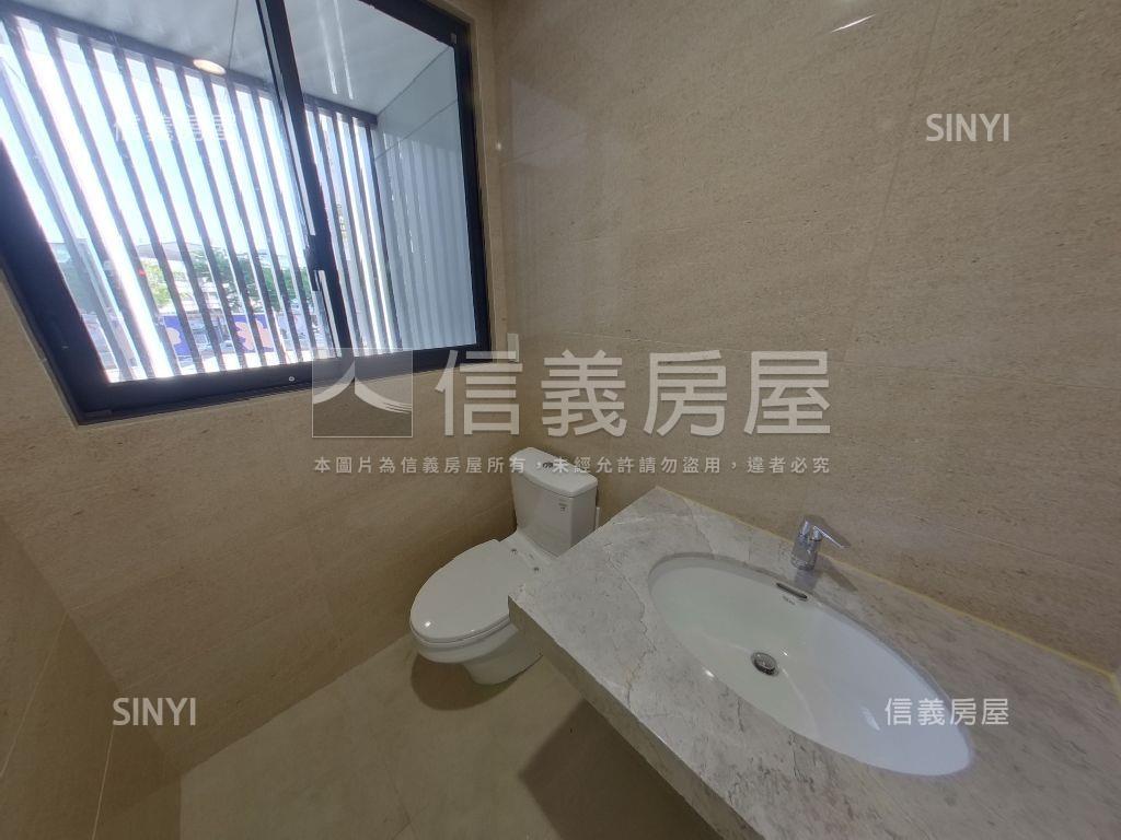 捷運藍線旁角間大面寬店面房屋室內格局與周邊環境