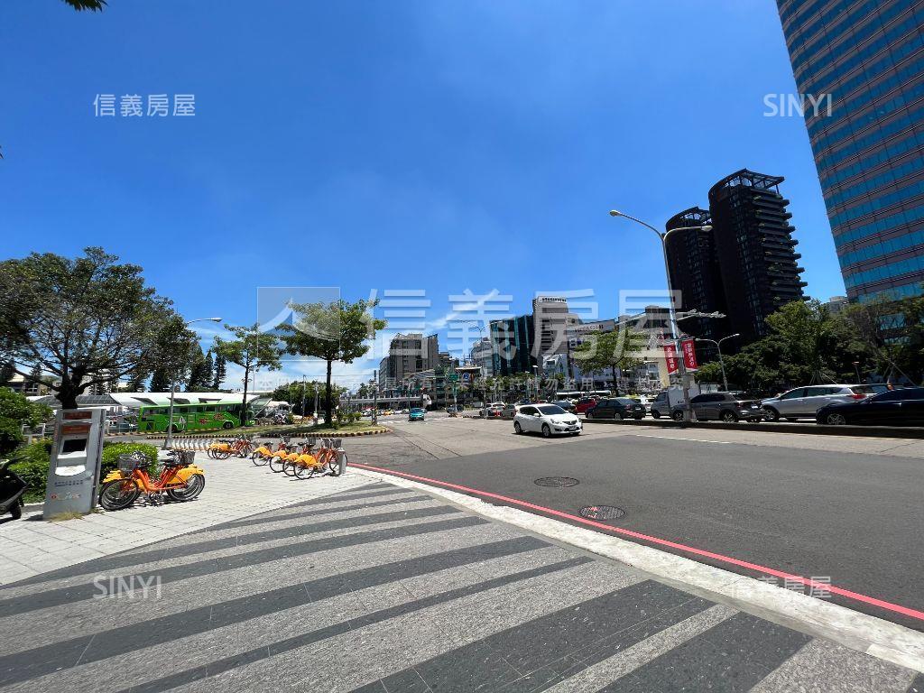 捷運藍線旁角間大面寬店面房屋室內格局與周邊環境