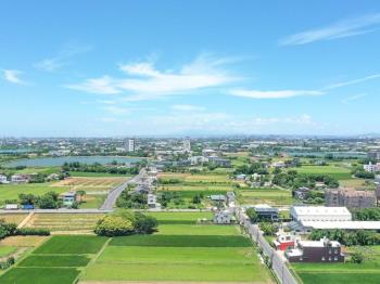 新屋方正農地。雙邊臨路１