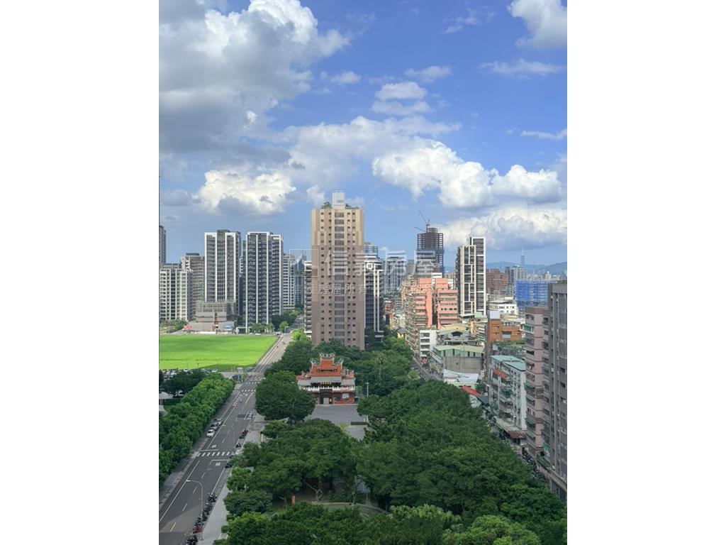 稀有公園景緻。兩房車位房屋室內格局與周邊環境
