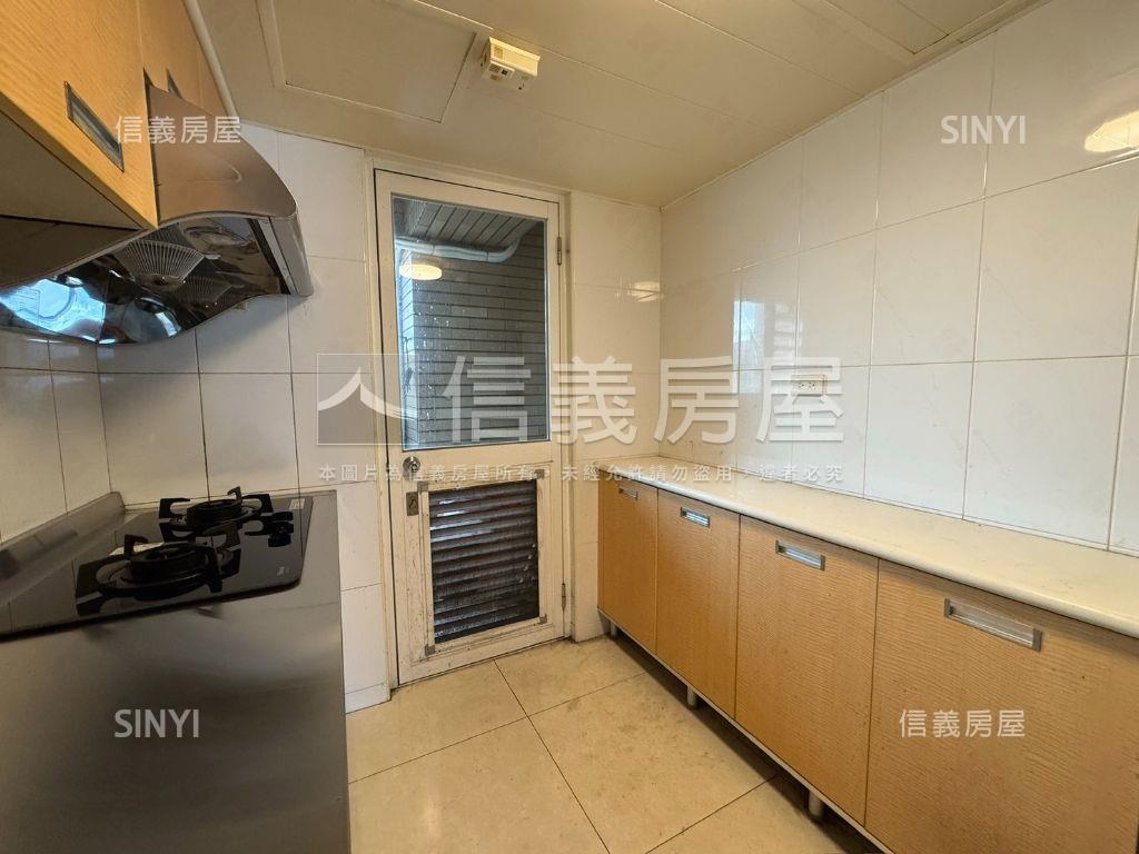 新希臘稀有釋出三房車位房屋室內格局與周邊環境