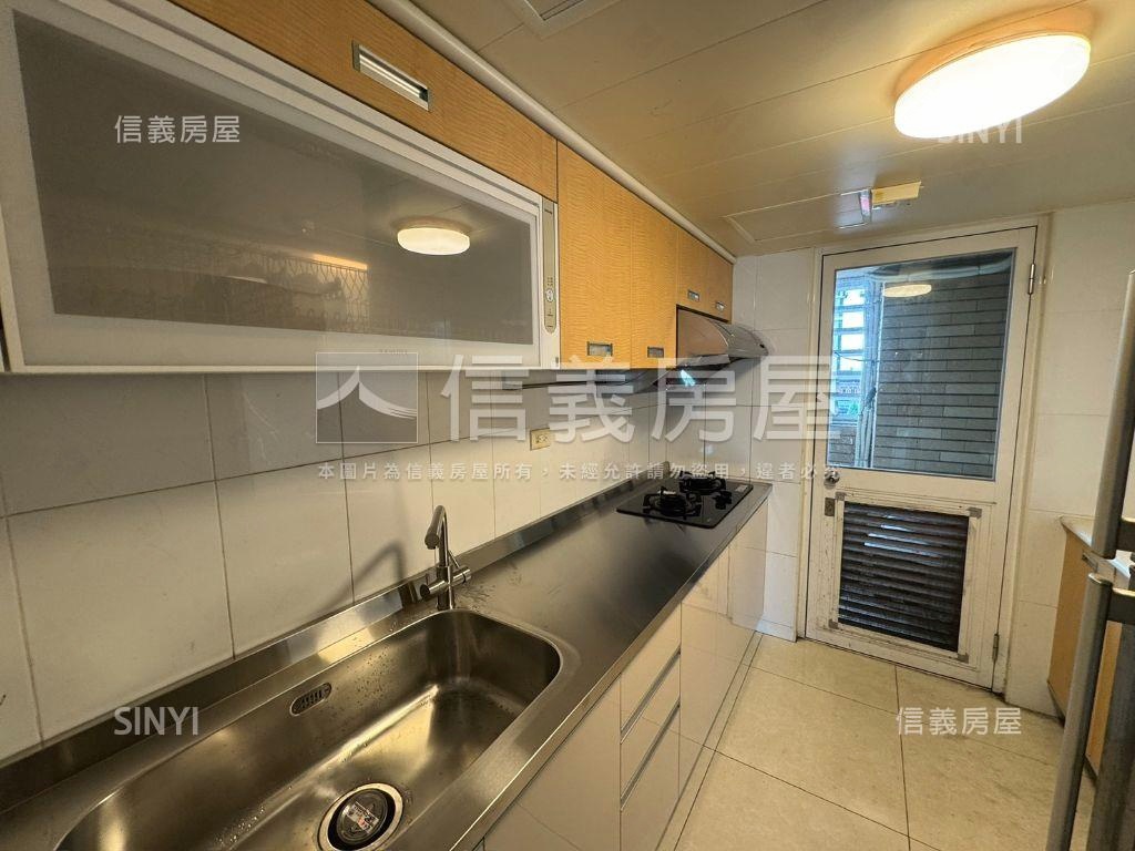 新希臘稀有釋出三房車位房屋室內格局與周邊環境