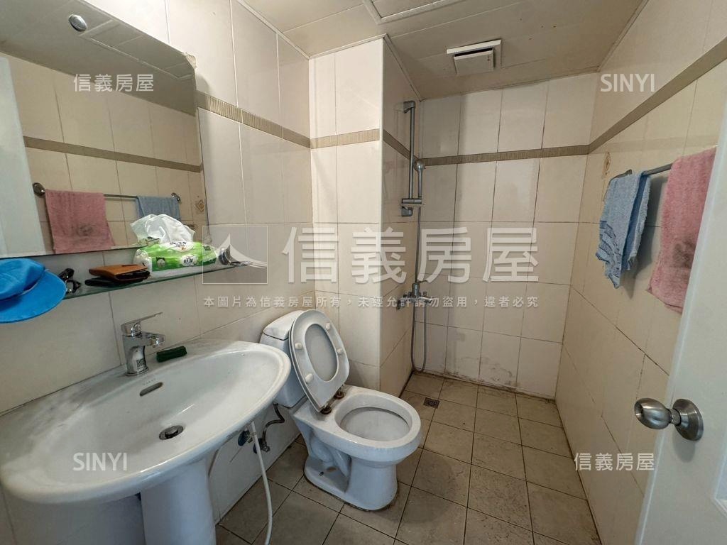 新希臘稀有釋出三房車位房屋室內格局與周邊環境