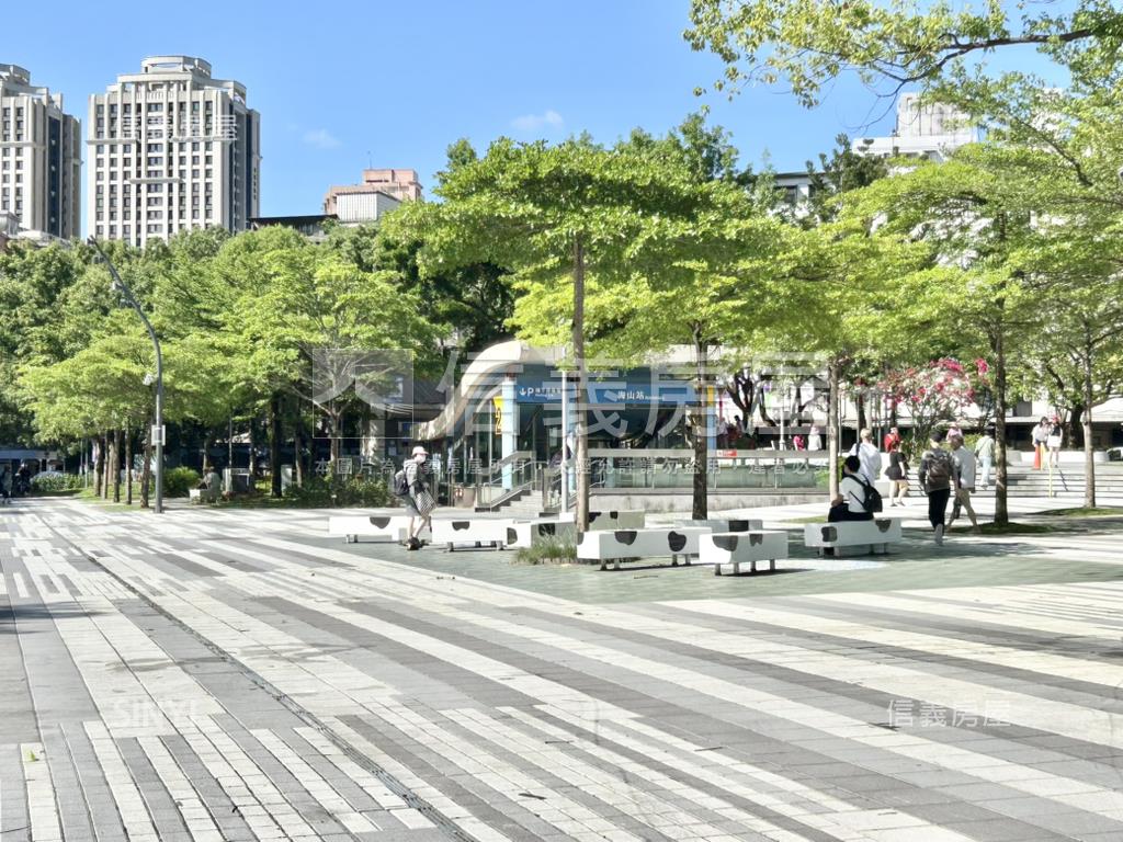 有富富玉二房車位房屋室內格局與周邊環境