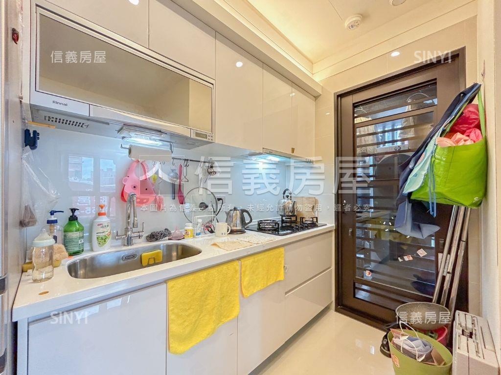 景安邊間挑高三房有車位房屋室內格局與周邊環境