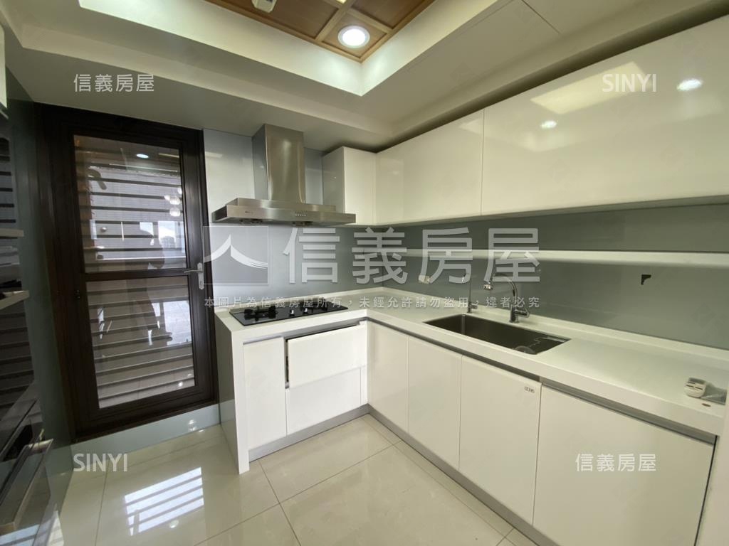 傳世一品苑三房車位房屋室內格局與周邊環境