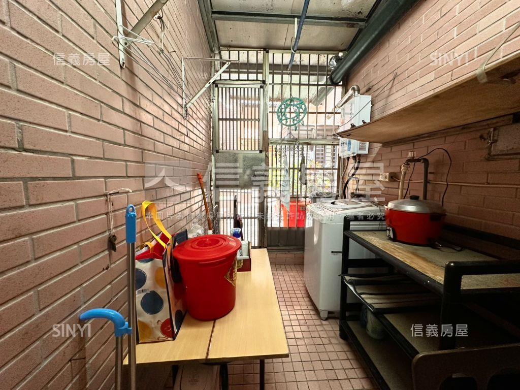 三民新城近捷運邊間庭院宅房屋室內格局與周邊環境