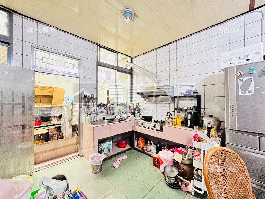 藝文稀有前後臨路燙金透店房屋室內格局與周邊環境