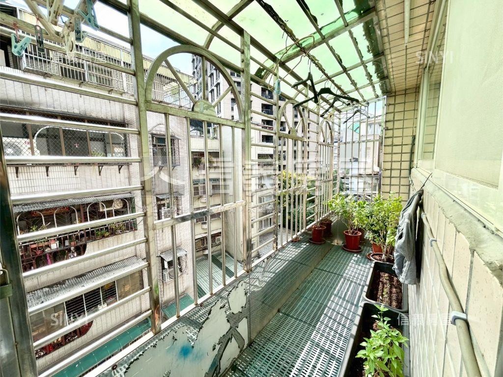 近環球˙邊間美裝華廈房屋室內格局與周邊環境