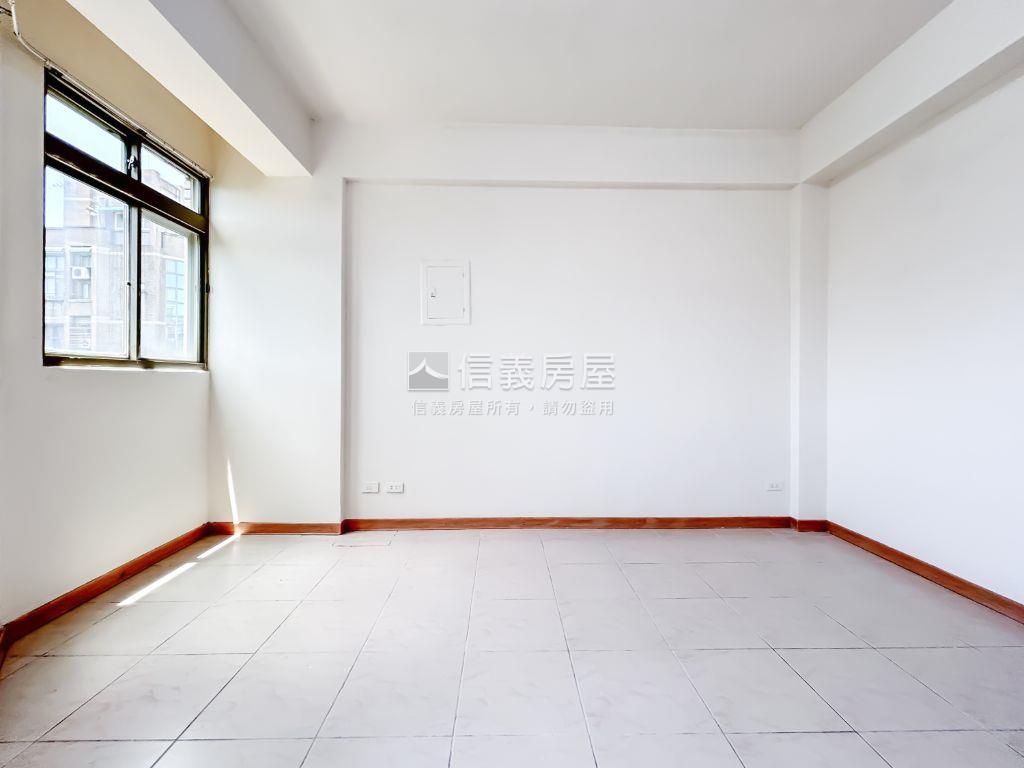 稀有７－１１旁車庫透天房屋室內格局與周邊環境
