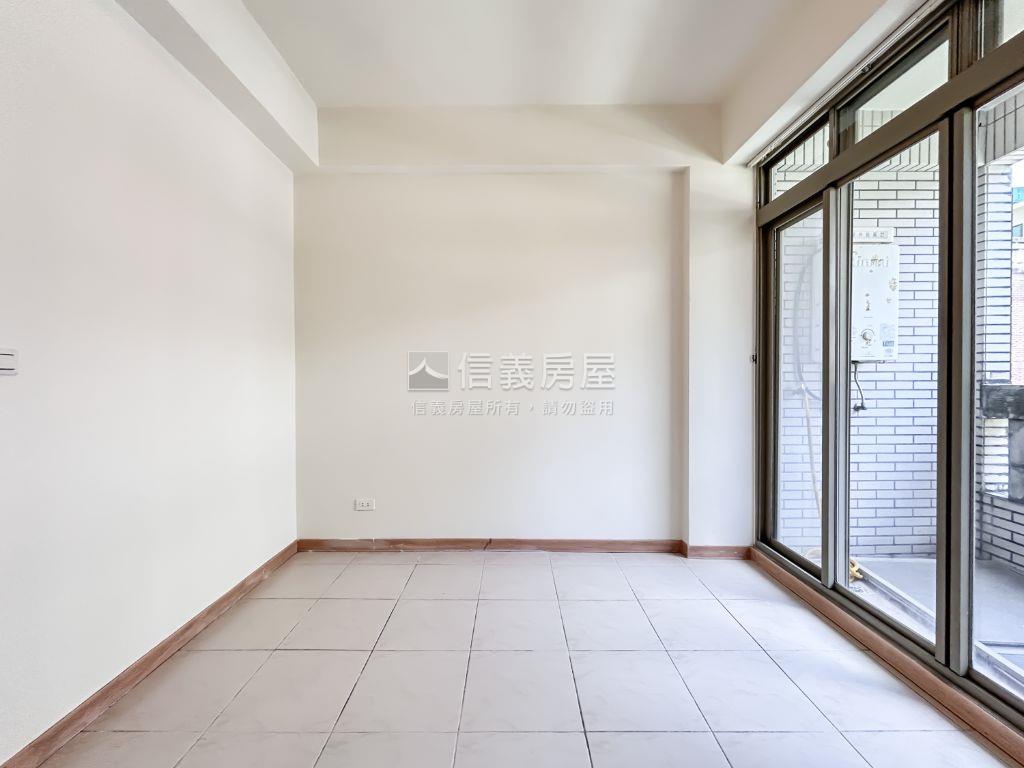 稀有７－１１旁車庫透天房屋室內格局與周邊環境