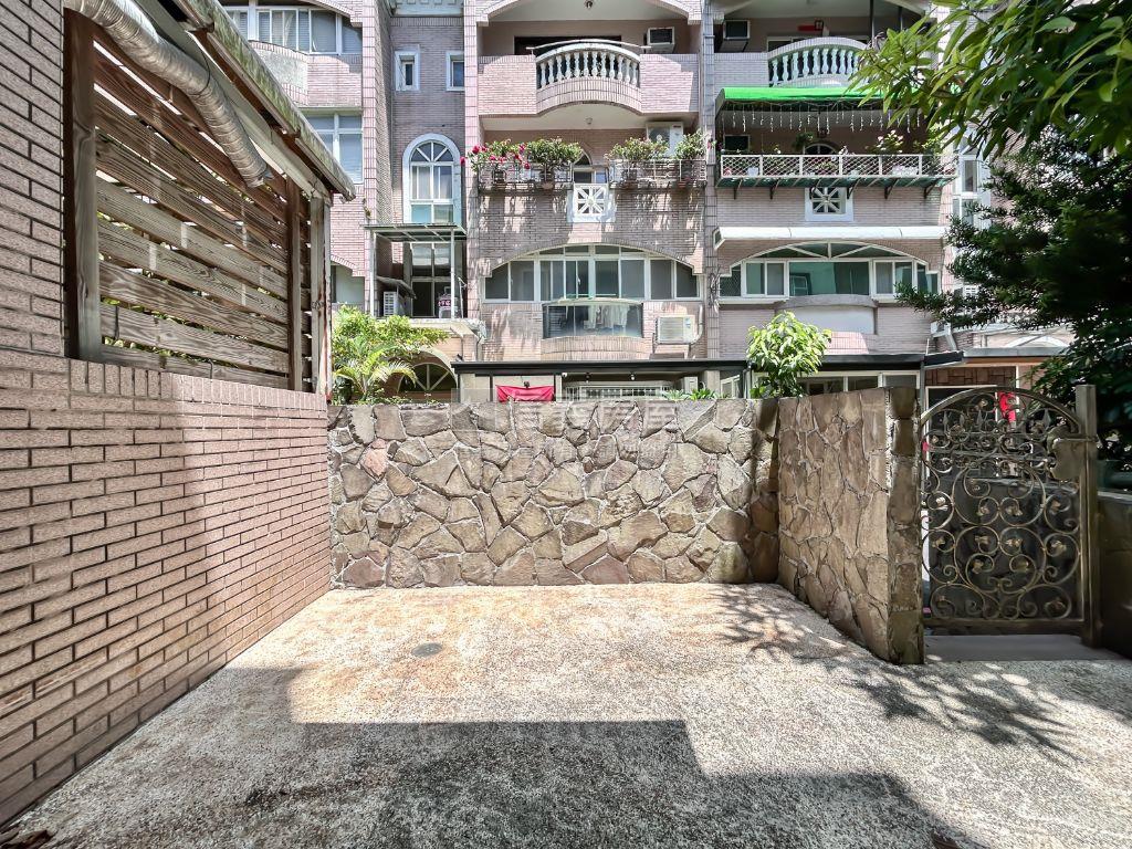 稀有７－１１旁車庫透天房屋室內格局與周邊環境
