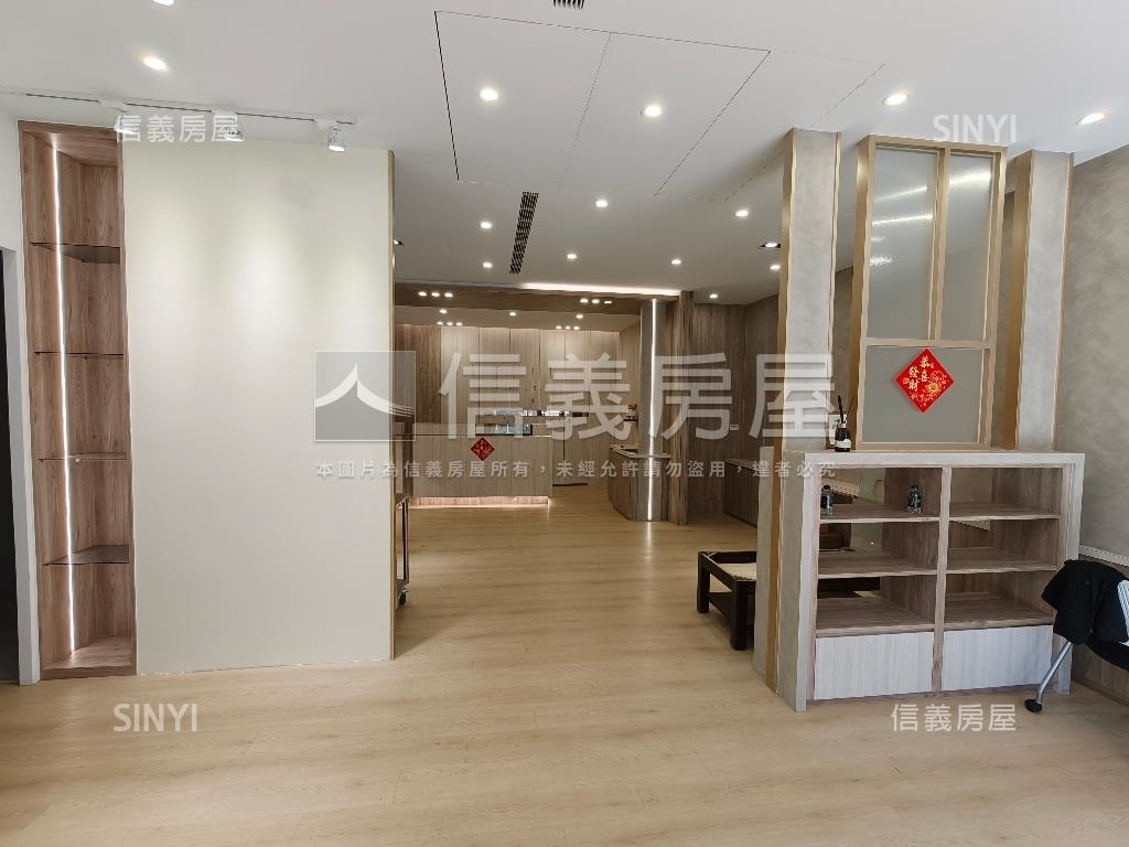 前鎮正路２０年電梯寬透店房屋室內格局與周邊環境