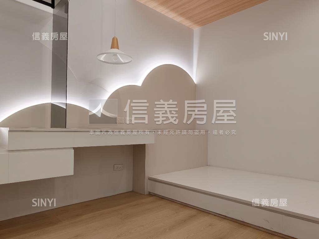 前鎮正路２０年電梯寬透店房屋室內格局與周邊環境