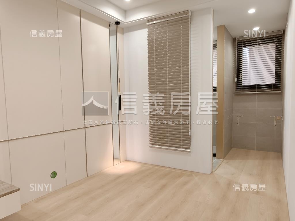 前鎮正路２０年電梯寬透店房屋室內格局與周邊環境