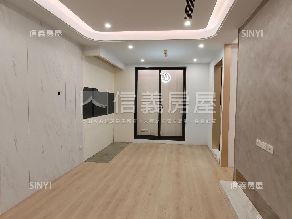 前鎮正路２０年電梯寬透店房屋室內格局與周邊環境