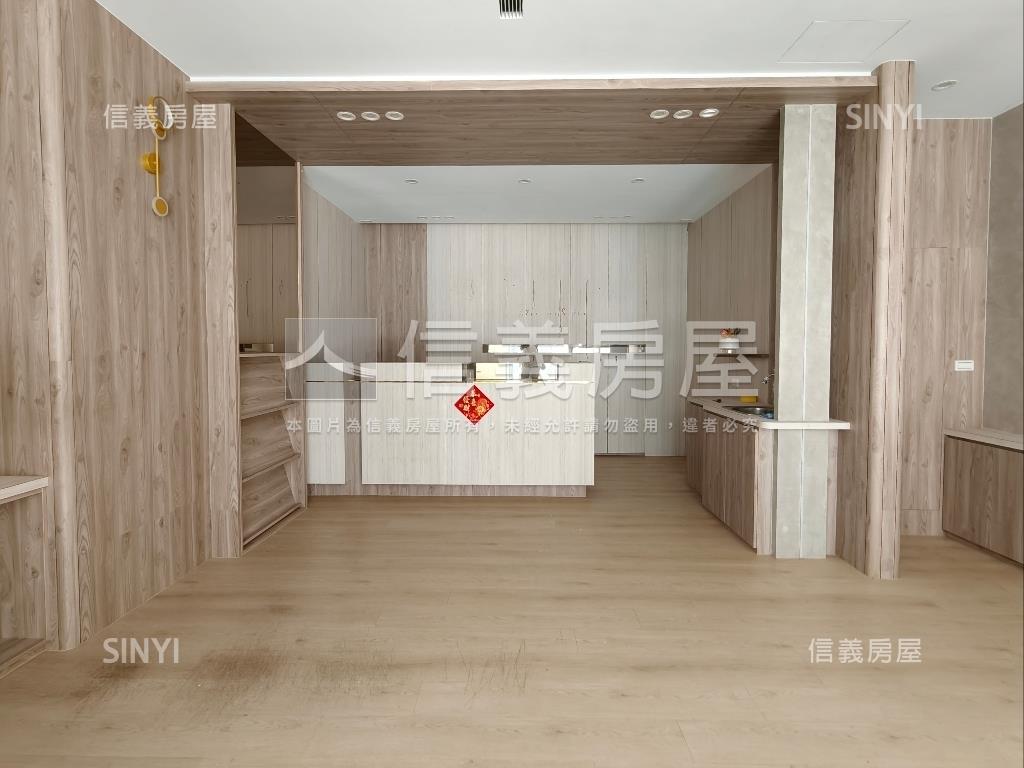 前鎮正路２０年電梯寬透店房屋室內格局與周邊環境