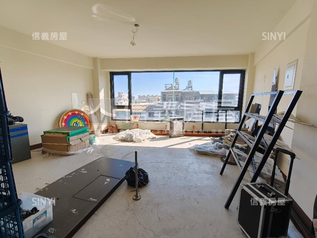 前鎮正路２０年電梯寬透店房屋室內格局與周邊環境