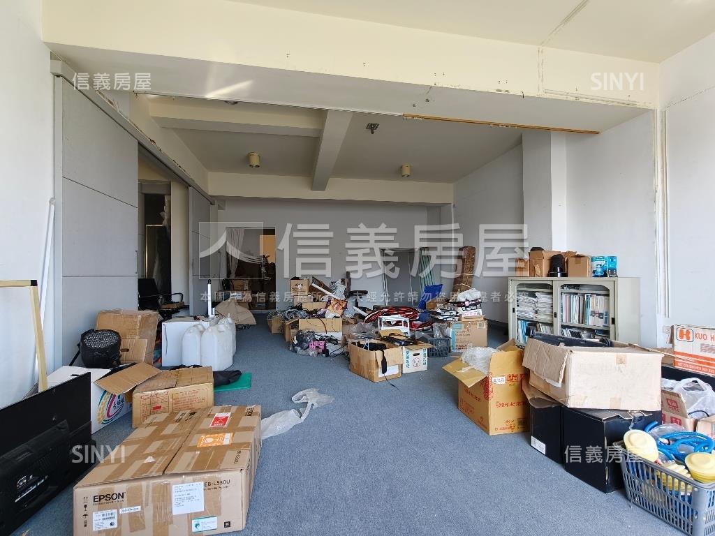 前鎮正路２０年電梯寬透店房屋室內格局與周邊環境