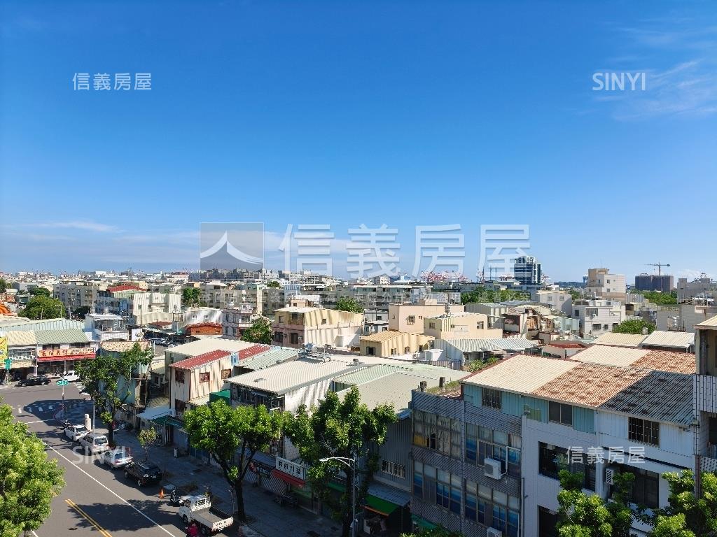 前鎮正路２０年電梯寬透店房屋室內格局與周邊環境