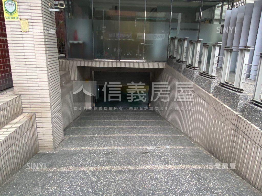 敦化ＷＯＭＡＮ塔式車位房屋室內格局與周邊環境